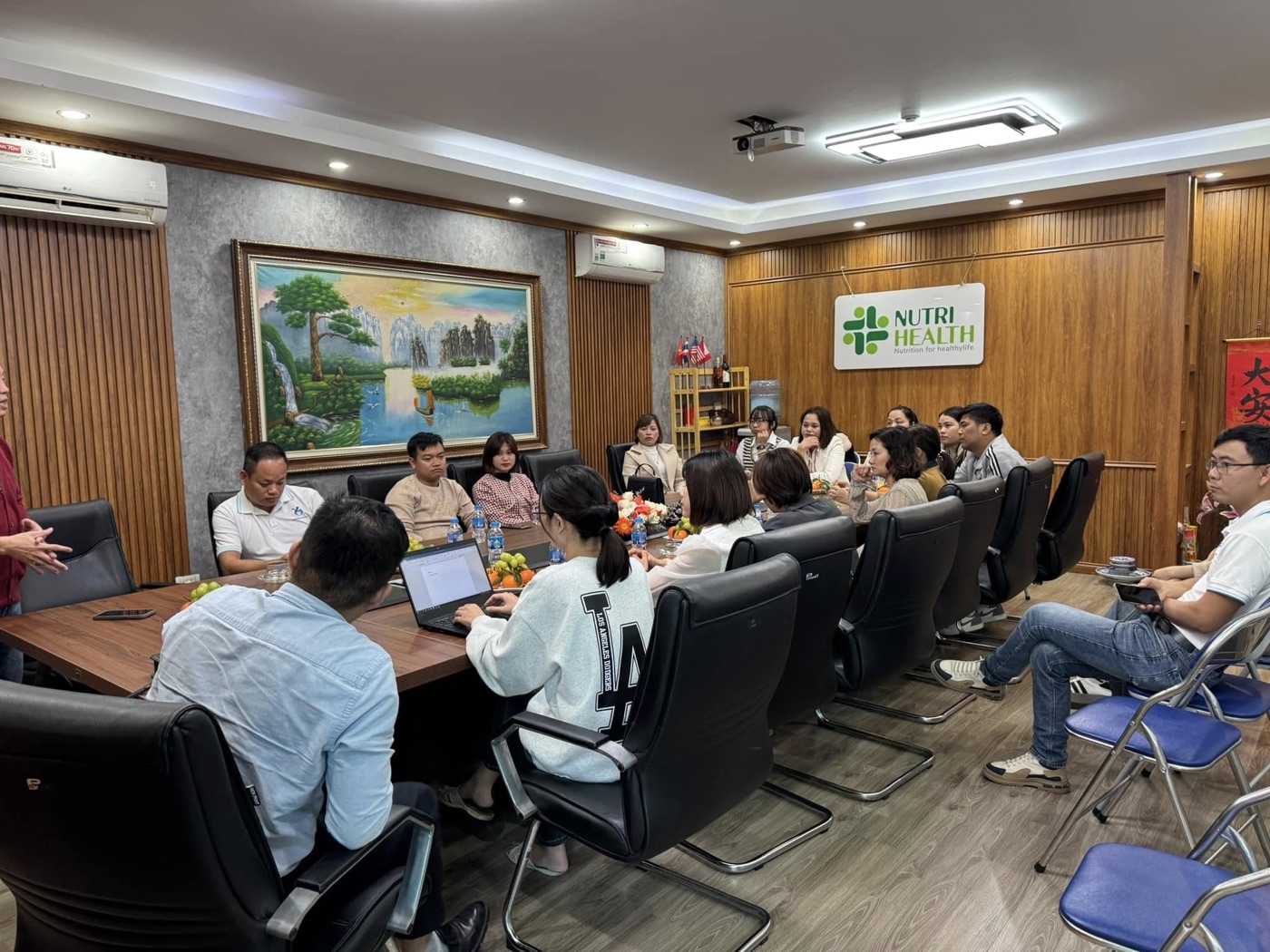 Trao đổi công việc cùng đội ngũ